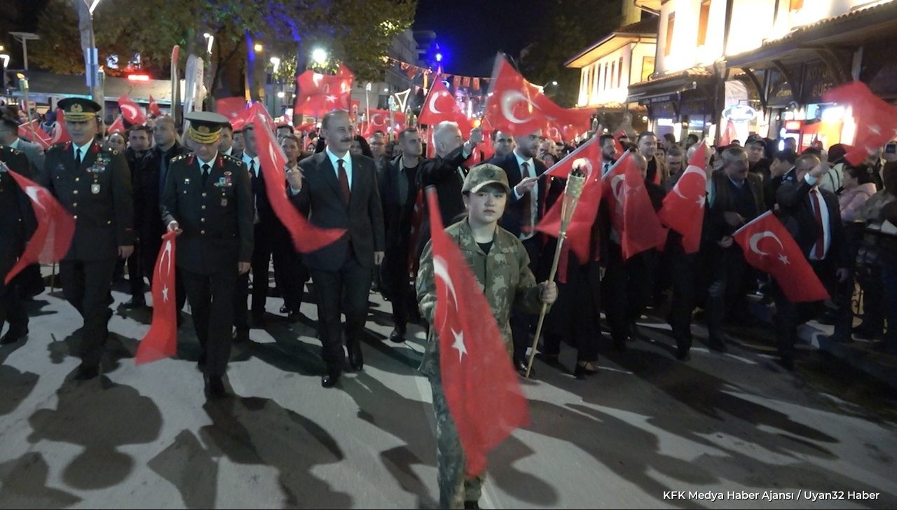 Isparta'da Cumhuriyet Coşkusuna Fener Alayı Ve Ebru Yaşar Konseri İle Görkemli Final - Detay 6