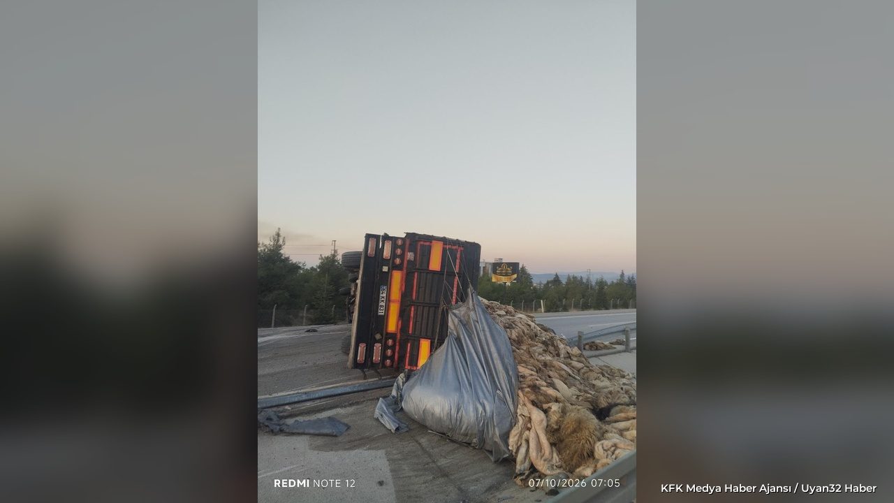 Isparta'da Deri Yüklü TIR Devrildi - Detay 2