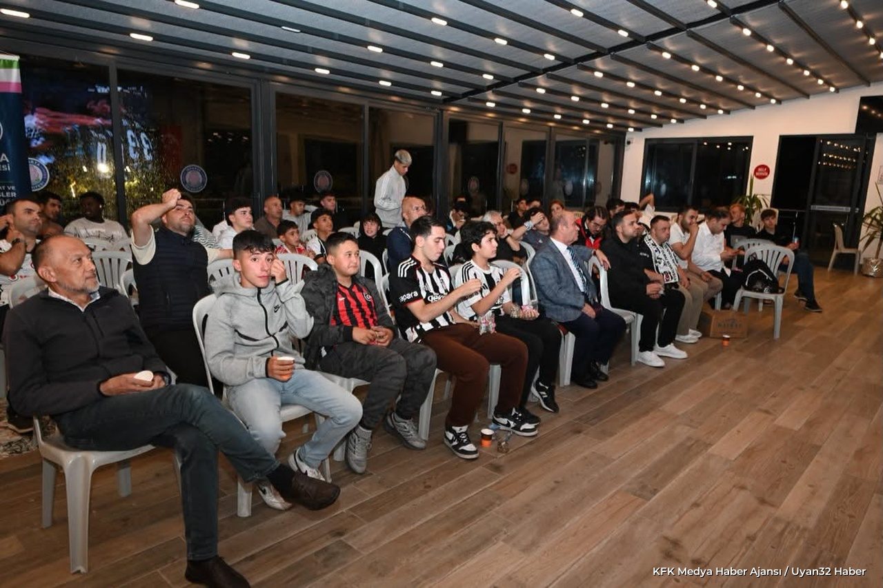 Isparta'da Dev Ekran Coşkusu: Beşiktaş'ın Zaferi Birlikte Kutlandı - Detay 2
