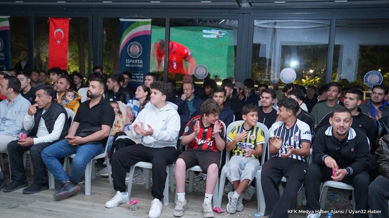 Isparta'da Dev Ekranda Milli Maç Heyecanı Yaşandı - Detay 3
