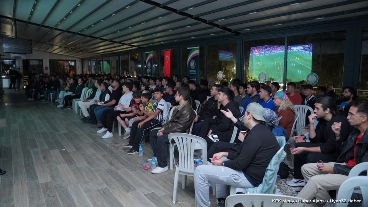 Isparta'da Dev Ekranda Milli Maç Heyecanı Yaşandı - Detay 4