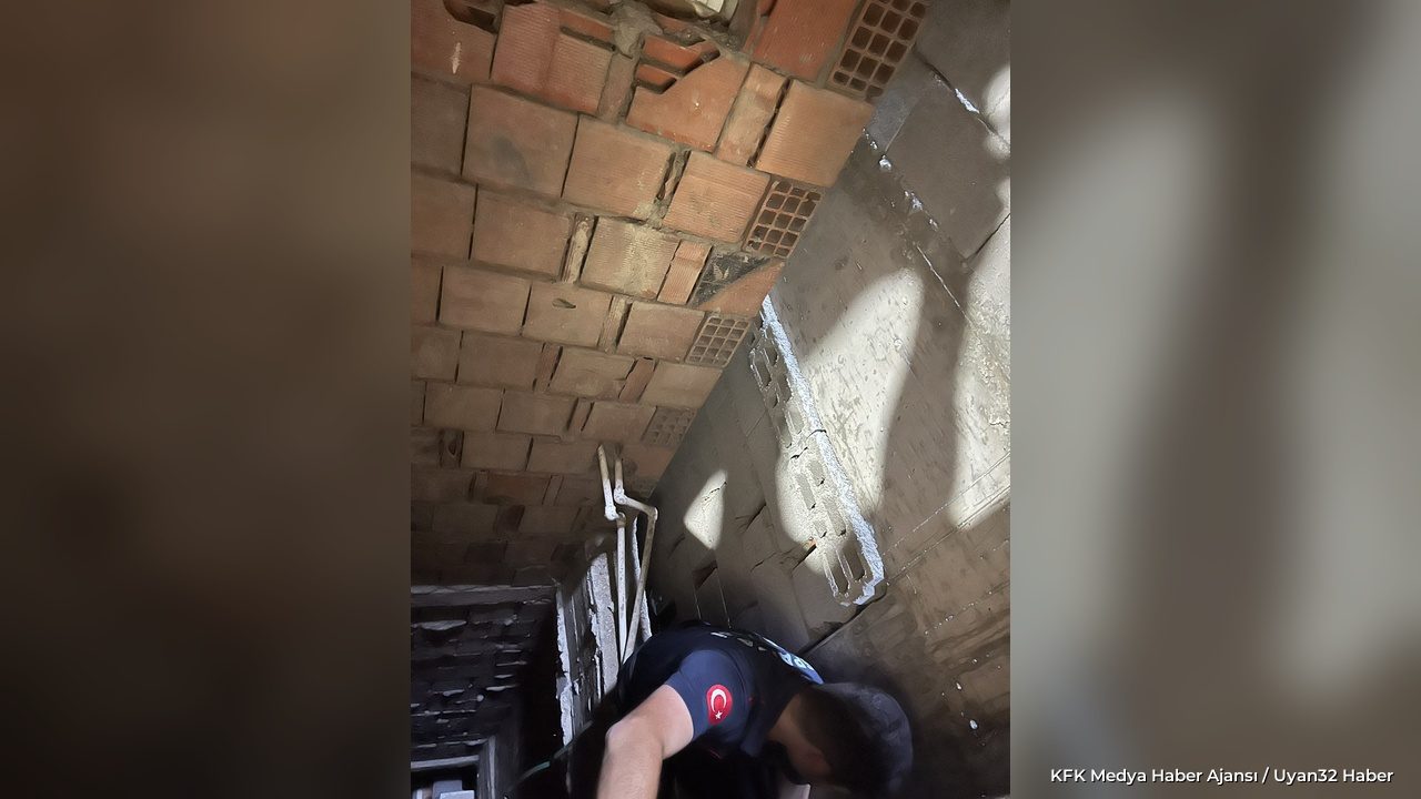Isparta'da Duvarı Delen İtfaiye Yavru Kediyi Kurtardı - Detay 4