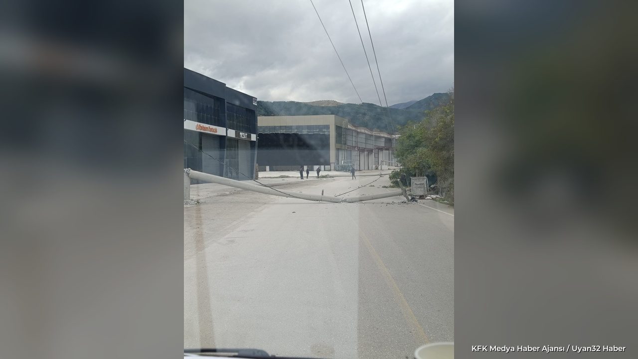Isparta’da Elektrik Direği Yola Devrildi