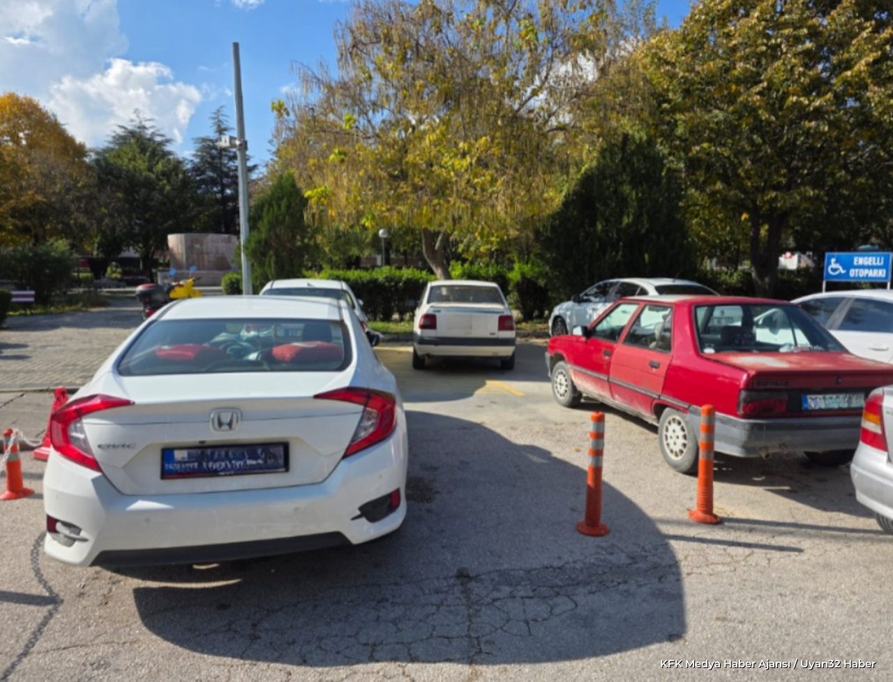 ISPARTA’DA ENGELLİ PARK YERLERİNE DUYARSIZLIK TEPKİ ÇEKTİ
