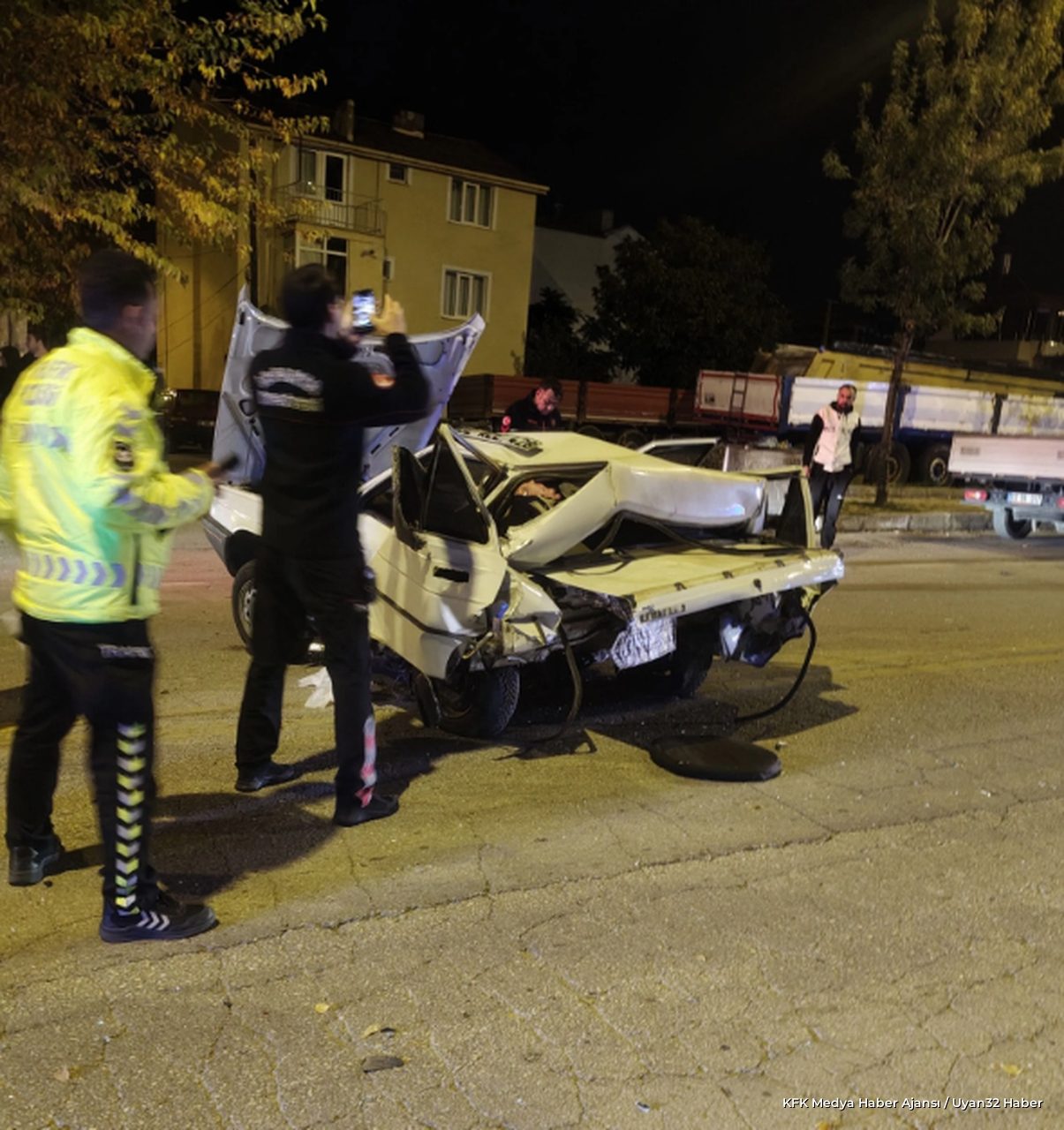Isparta’da Feci Kaza! Bir Araç İkiye Bölündü, Diğeri Bahçeye Uçtu