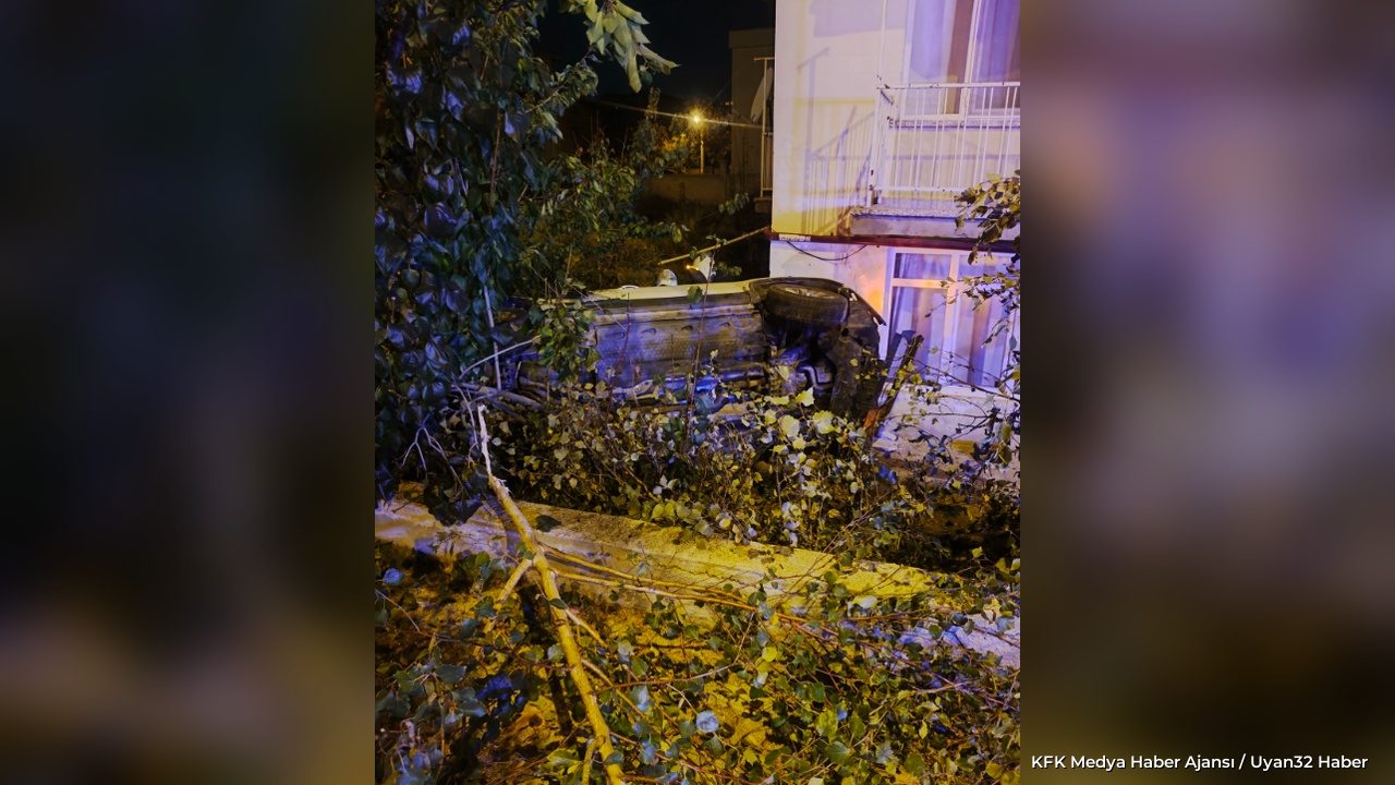 Isparta’da Feci Kaza! Bir Araç İkiye Bölündü, Diğeri Bahçeye Uçtu - Detay 3