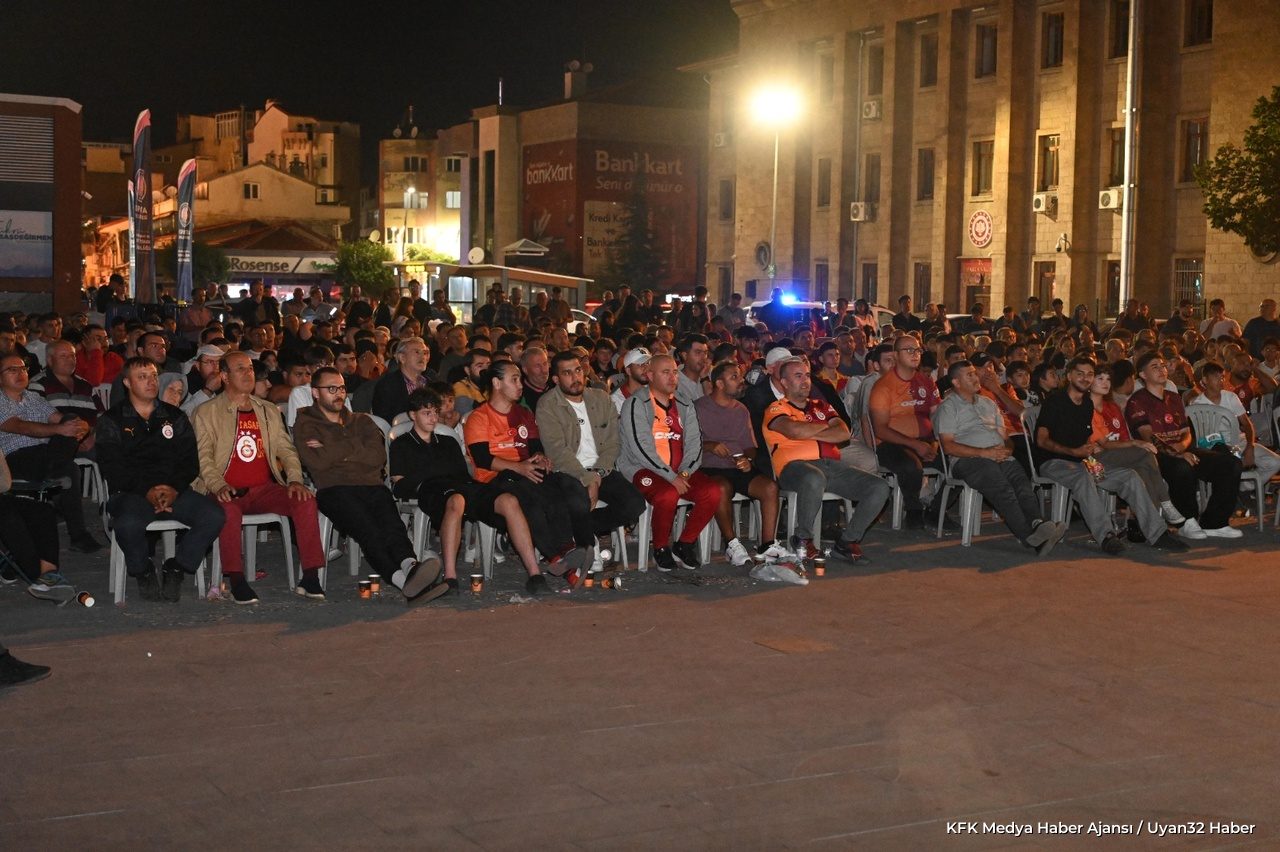 Isparta'da Galatasaray Maçı Dev Ekranla Buluştu: Yüzlerce Kişi İzledi