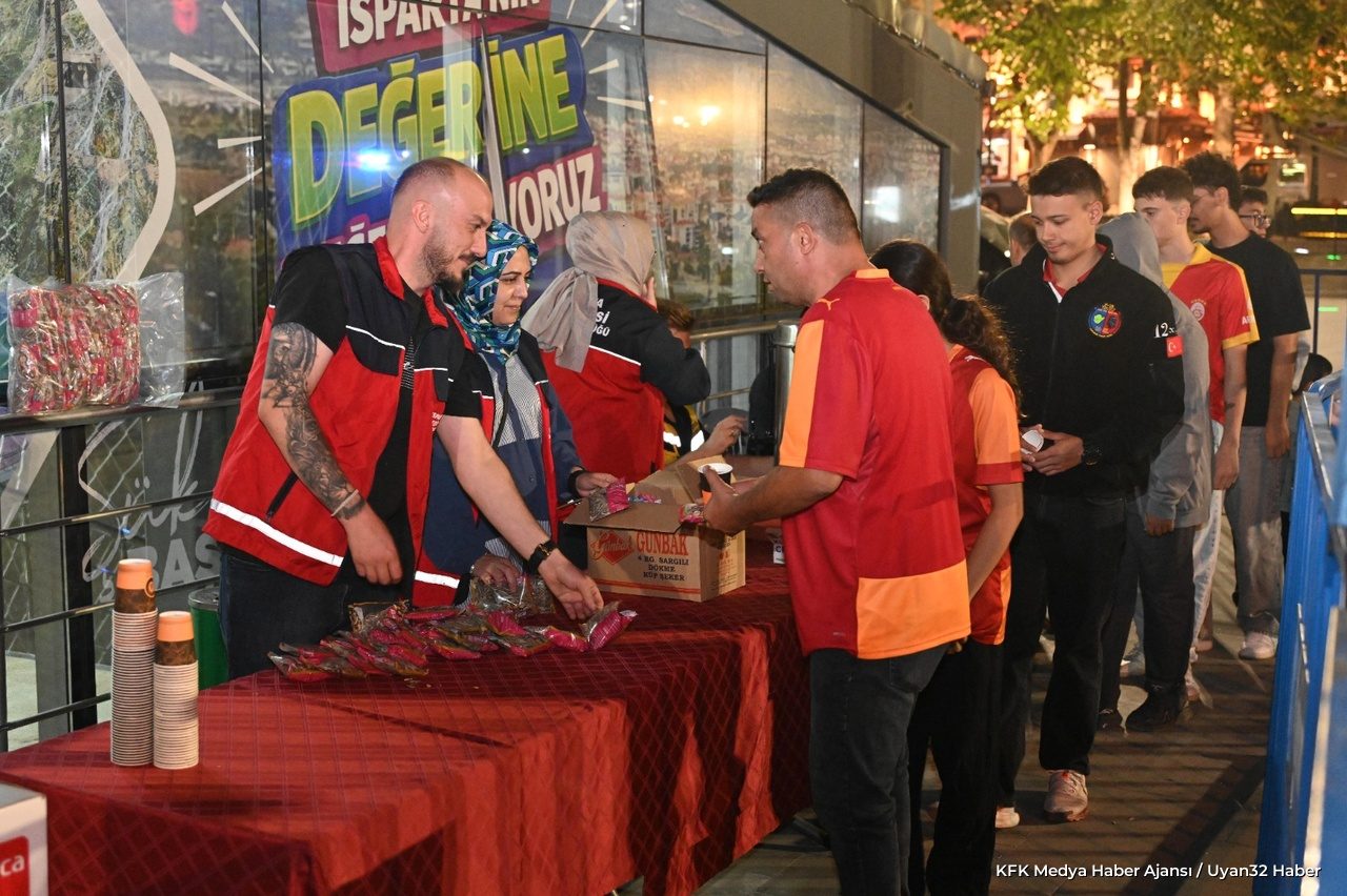 Isparta'da Galatasaray Maçı Dev Ekranla Buluştu: Yüzlerce Kişi İzledi - Detay 4