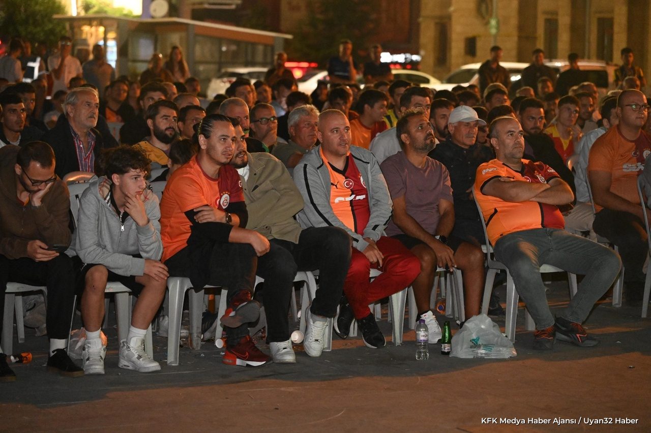 Isparta'da Galatasaray Maçı Dev Ekranla Buluştu: Yüzlerce Kişi İzledi - Detay 5