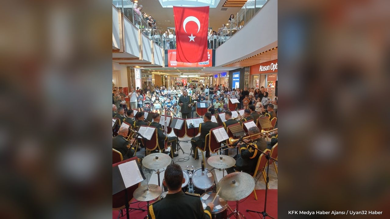 Isparta'da Gaziler Günü'ne Özel Bando Gösterisi - Detay 2