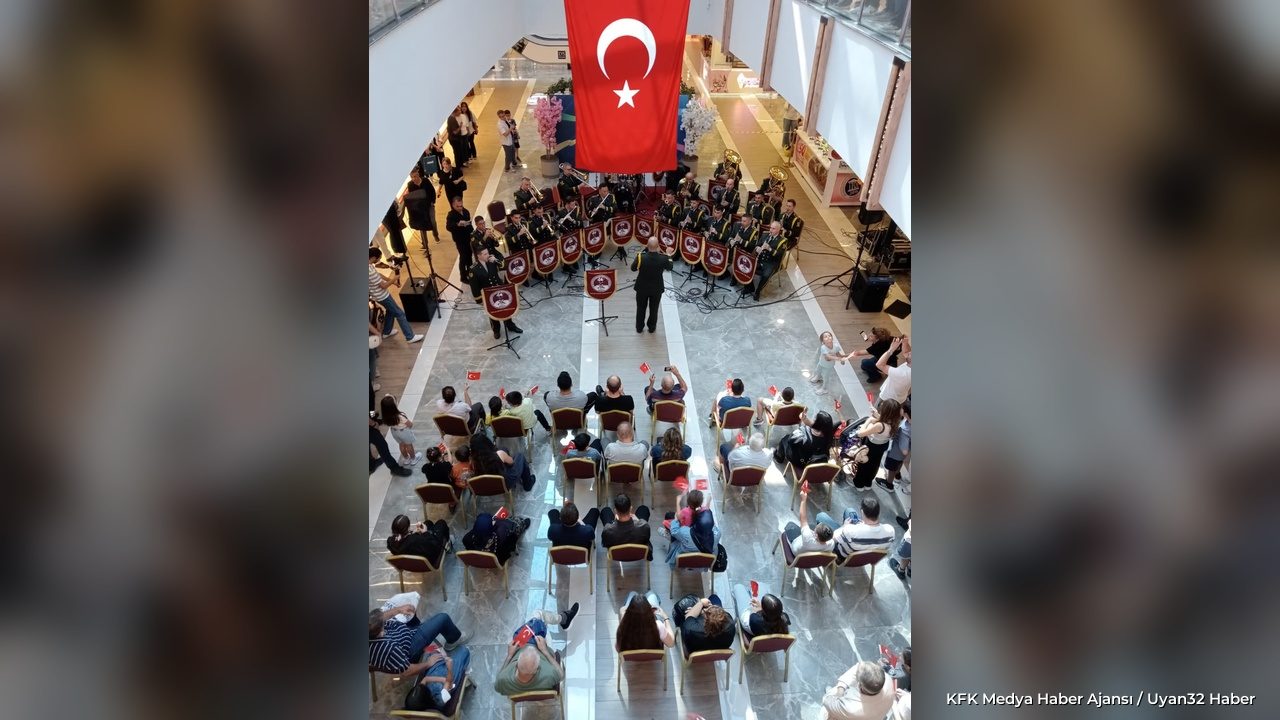Isparta'da Gaziler Günü'ne Özel Bando Gösterisi - Detay 5