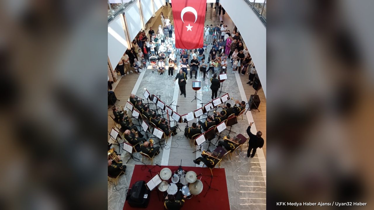 Isparta'da Gaziler Günü'ne Özel Bando Gösterisi - Detay 6