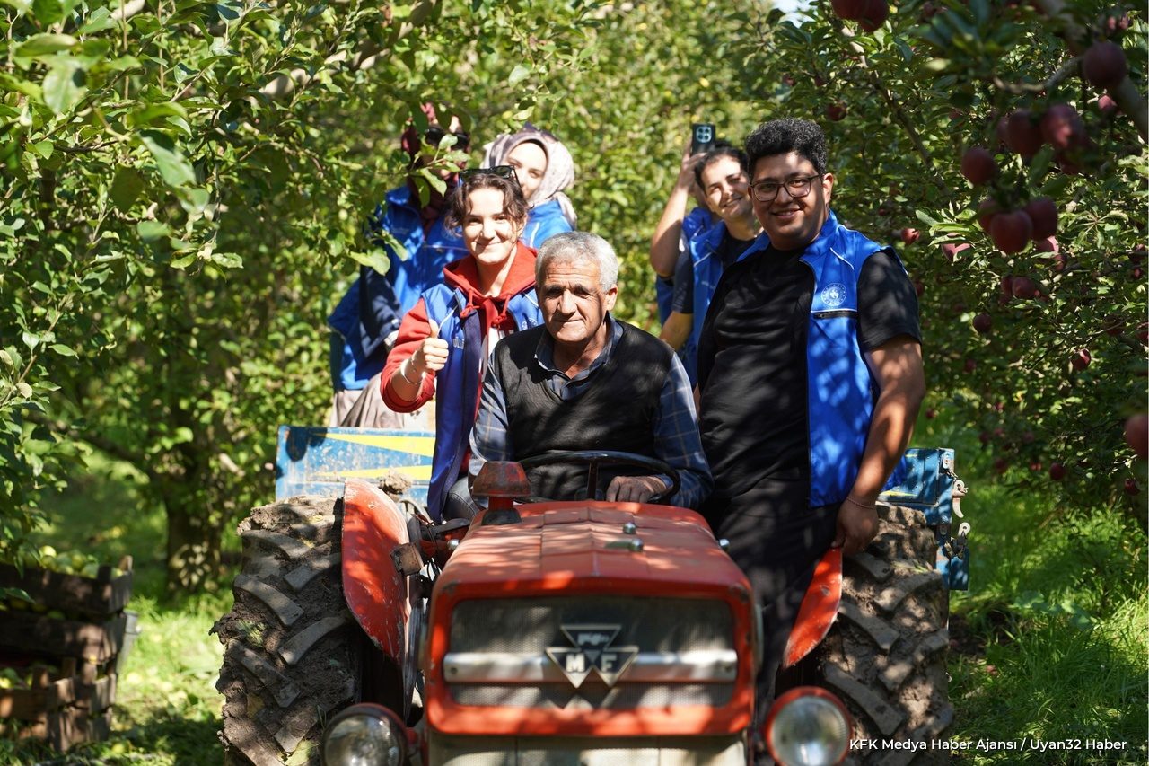 Isparta’da Gençler Elma Hasadına Katıldı