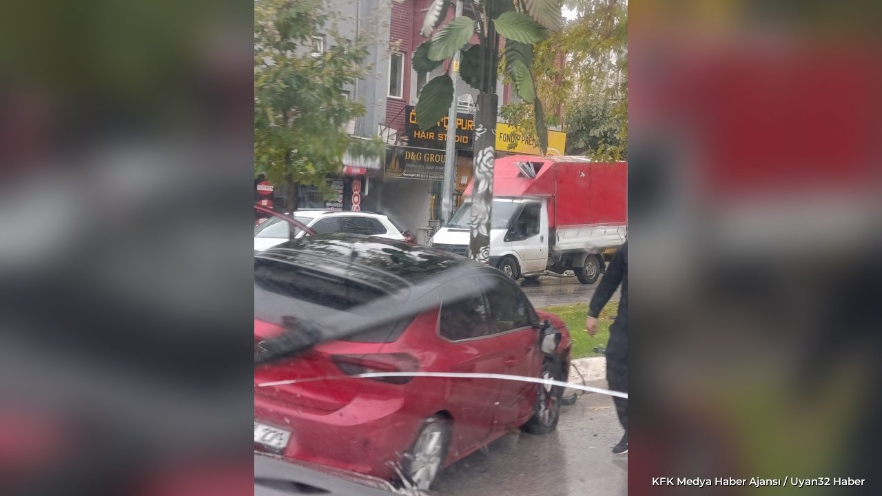 Isparta'da Kayganlaşan Yolda Kaza: Otomobil Refüje Çarptı