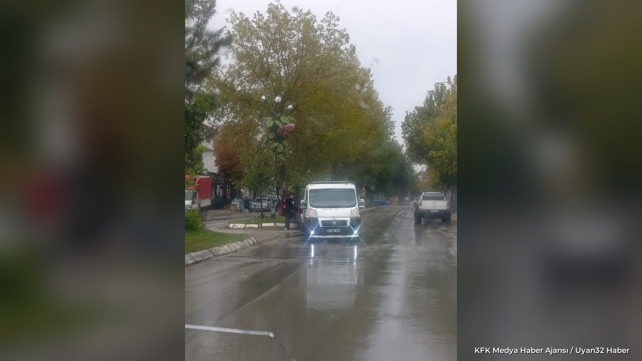 Isparta'da Kayganlaşan Yolda Kaza: Otomobil Refüje Çarptı - Detay 2