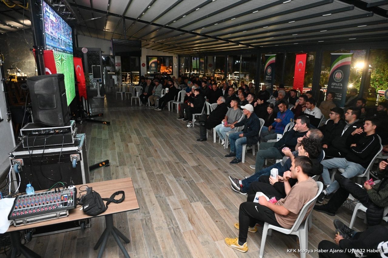 Isparta'da Milli Maç Heyecanı: Dev Ekranda Bir Araya Geldiler