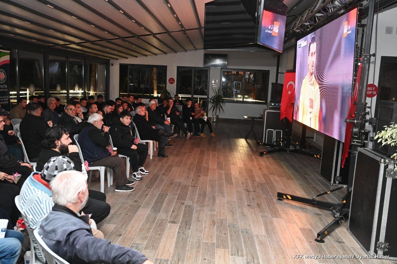 Isparta'da Milli Maç Heyecanı: Dev Ekranda Bir Araya Geldiler - Detay 2