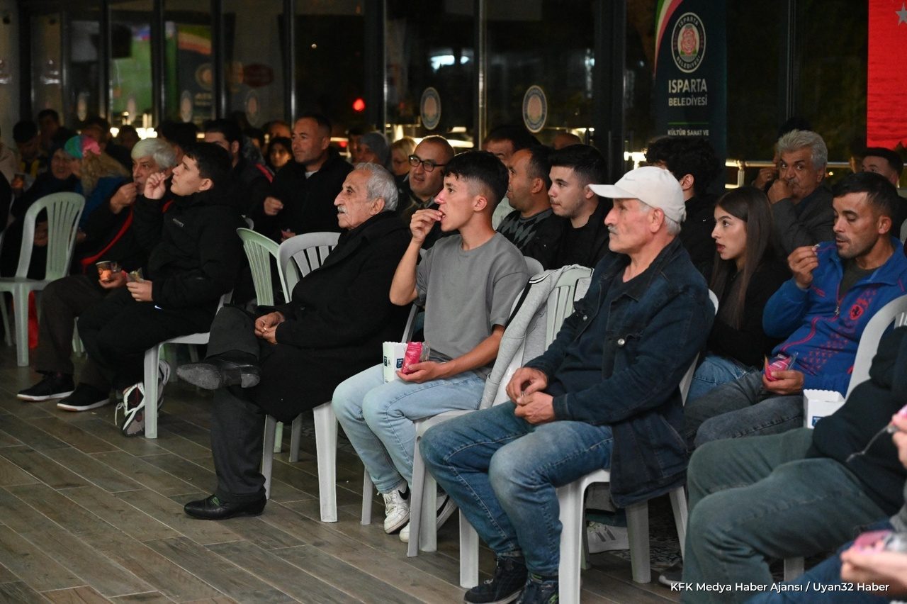 Isparta'da Milli Maç Heyecanı: Dev Ekranda Bir Araya Geldiler - Detay 3