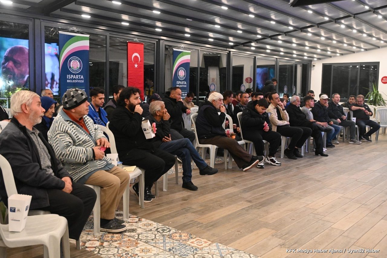 Isparta'da Milli Maç Heyecanı: Dev Ekranda Bir Araya Geldiler - Detay 4