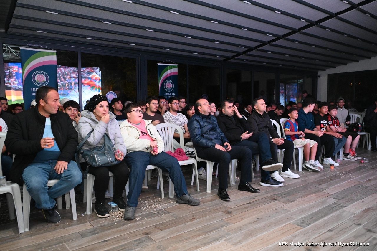 Isparta'da Milli Maç Heyecanı Dev Ekranda Yaşandı - Detay 4