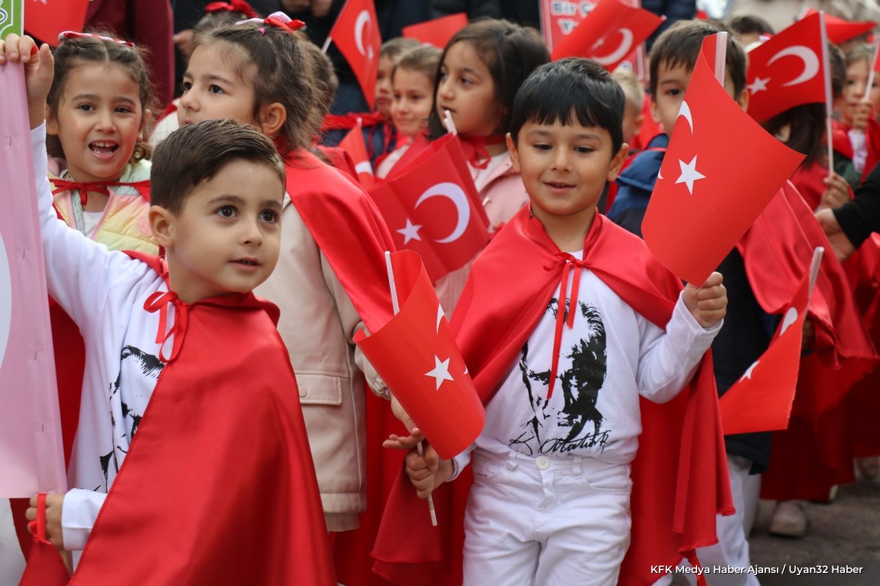 Isparta'da Minik Öğrencilerden Coşkulu Cumhuriyet Yürüyüşü - Detay 2