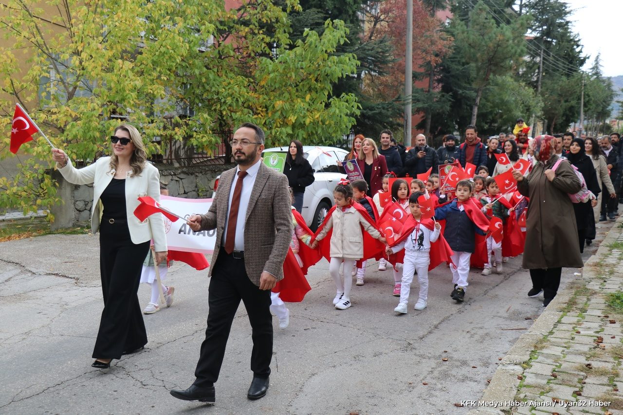 Isparta'da Minik Öğrencilerden Coşkulu Cumhuriyet Yürüyüşü - Detay 3