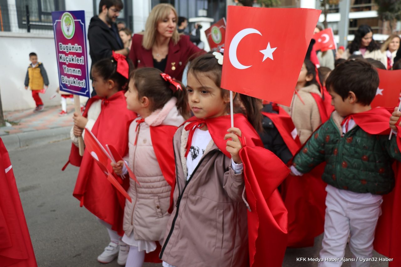 Isparta'da Minik Öğrencilerden Coşkulu Cumhuriyet Yürüyüşü - Detay 4