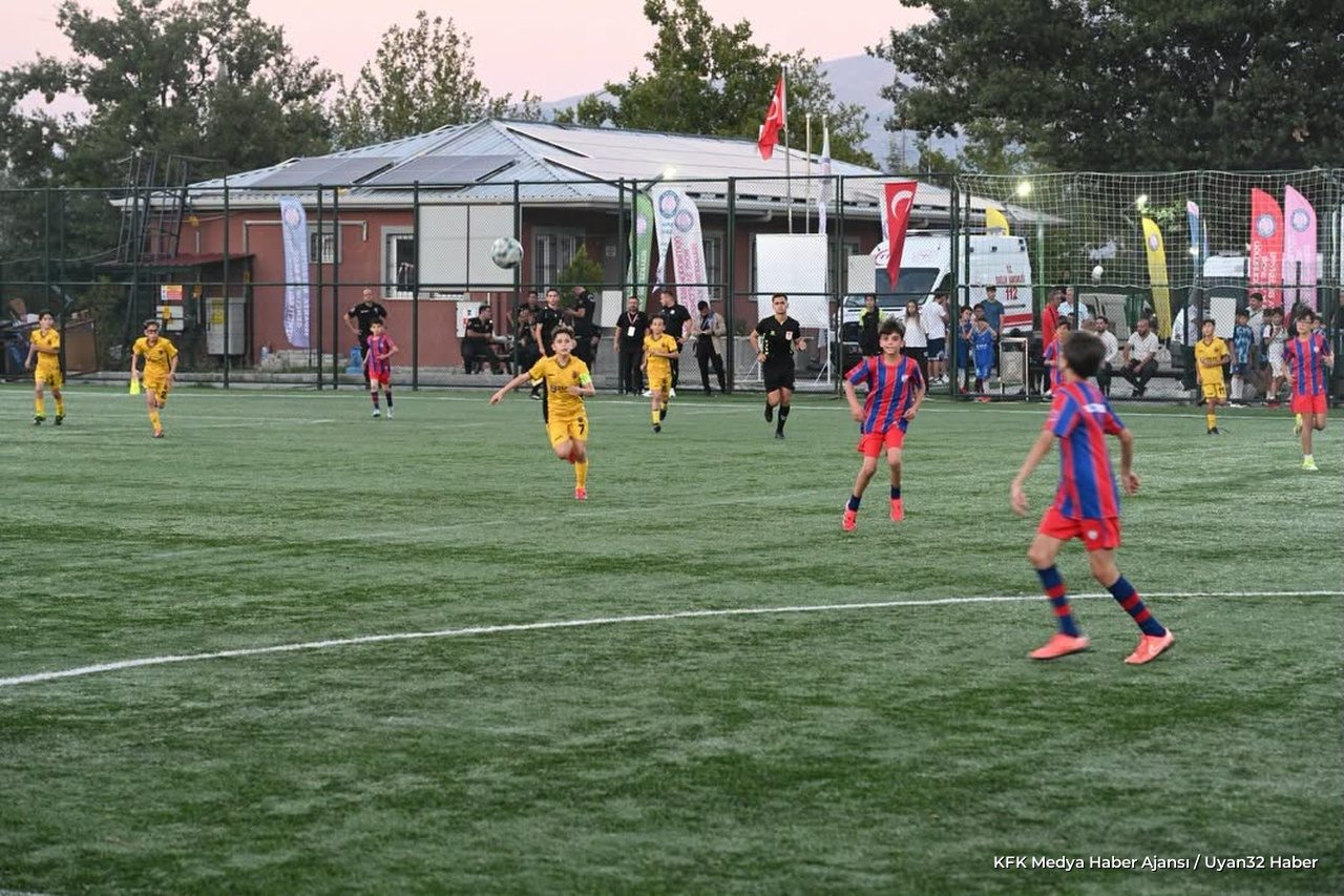 Isparta'da Minik Futbolcular Ödüllendirildi