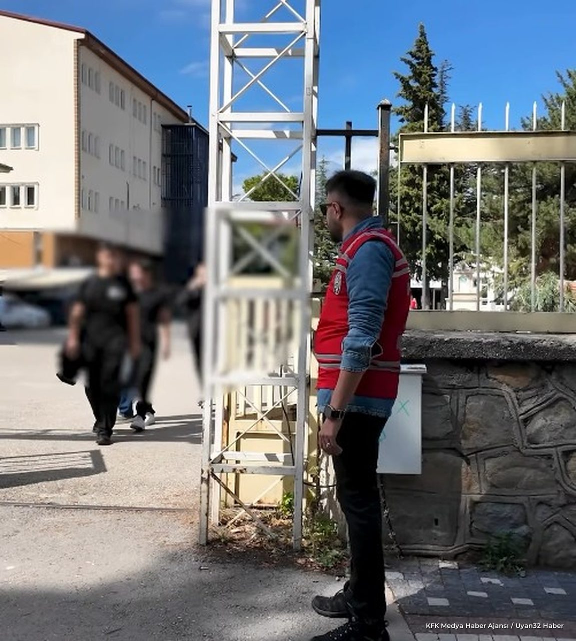 Isparta'da Okul Çevrelerinde Dev Denetim: Emniyet Ekipleri Sahaya İndi