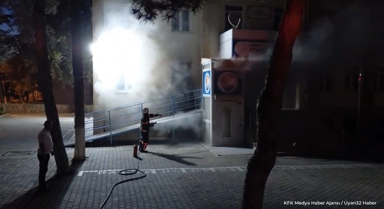 Isparta'da Okul Trafosunda Yangın: Ekipler Sevk Edildi