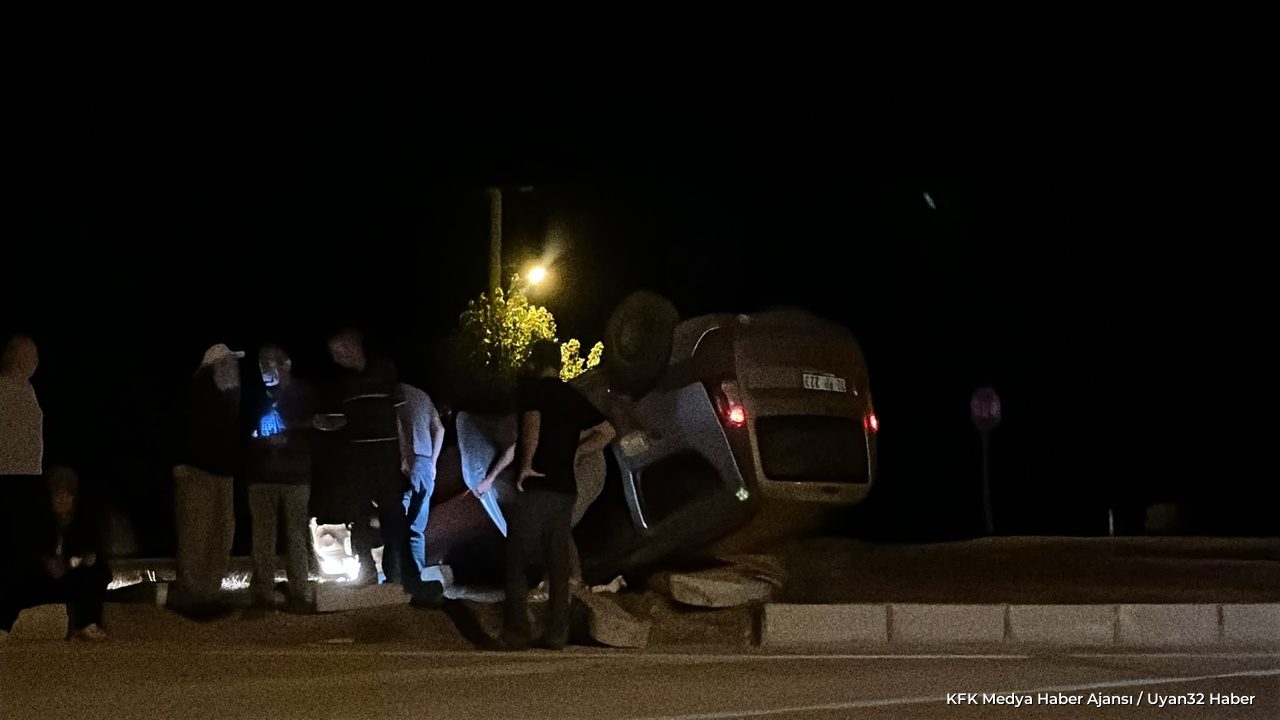Isparta'da Otomobil Orta Refüje Girdi: Kavşakta Korkutan Kaza