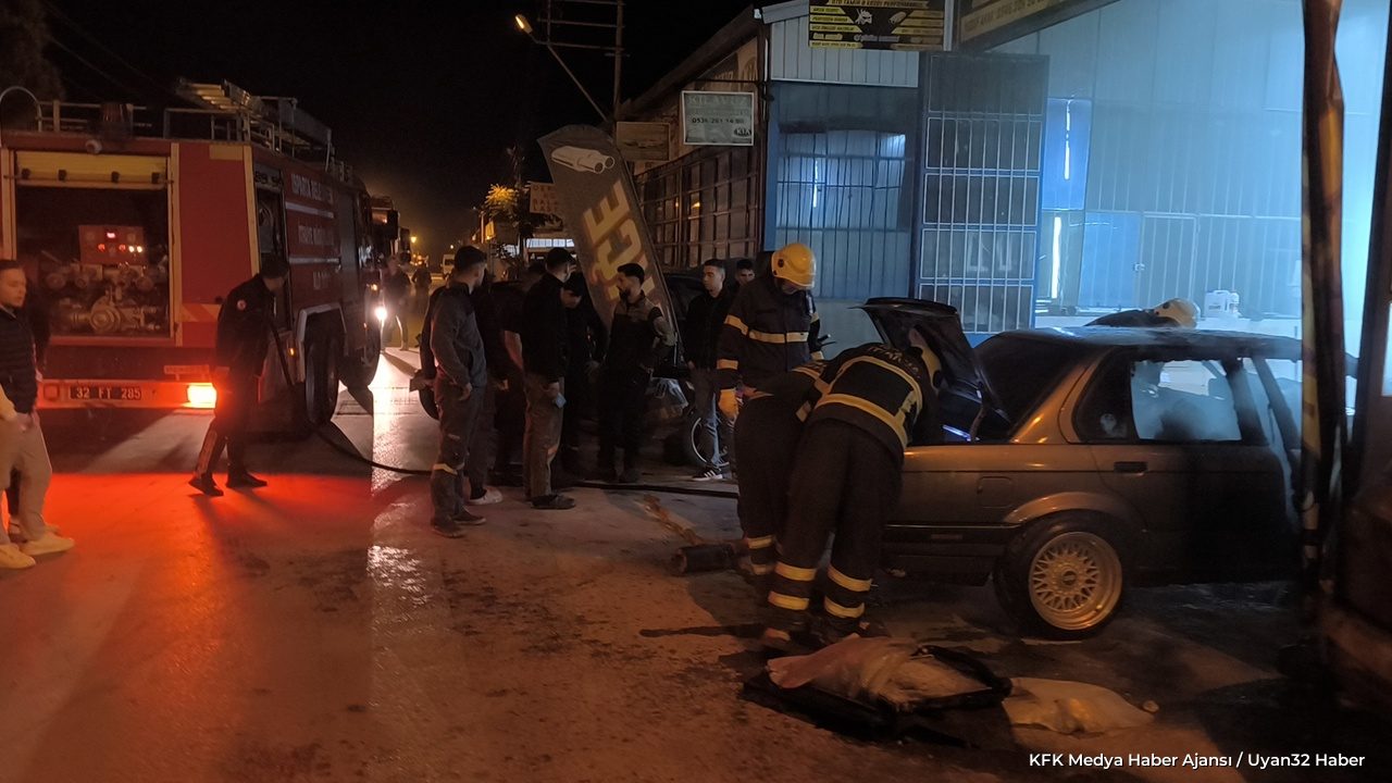 Isparta'da Park Halindeki Araçta Yangın Çıktı - Detay 3