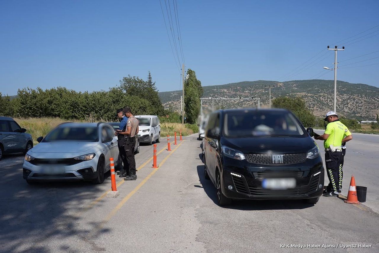 Isparta'da Polisten 3 Farklı Noktada Huzur Denetimi