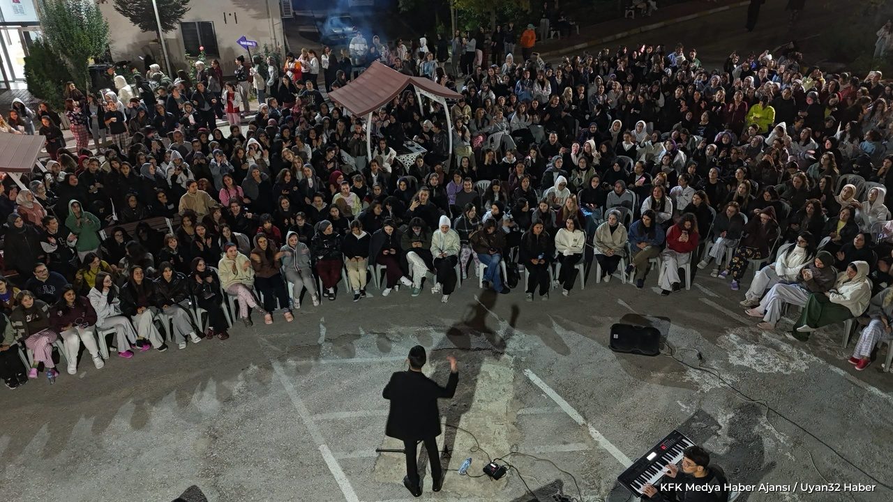 Isparta'da Üniversite Öğrencilerine Kamp Ateşi Konseri