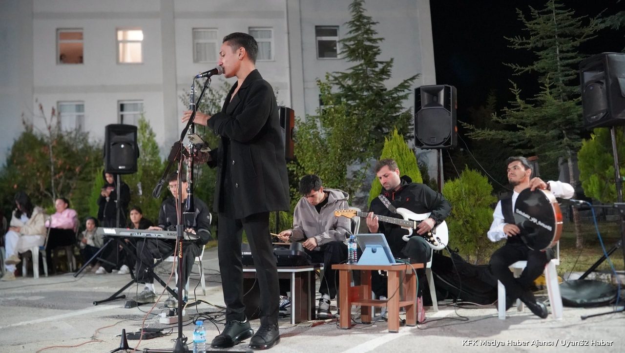 Isparta'da Üniversite Öğrencilerine Kamp Ateşi Konseri - Detay 2