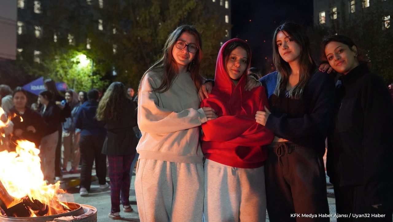 Isparta'da Üniversite Öğrencilerine Kamp Ateşi Konseri - Detay 6