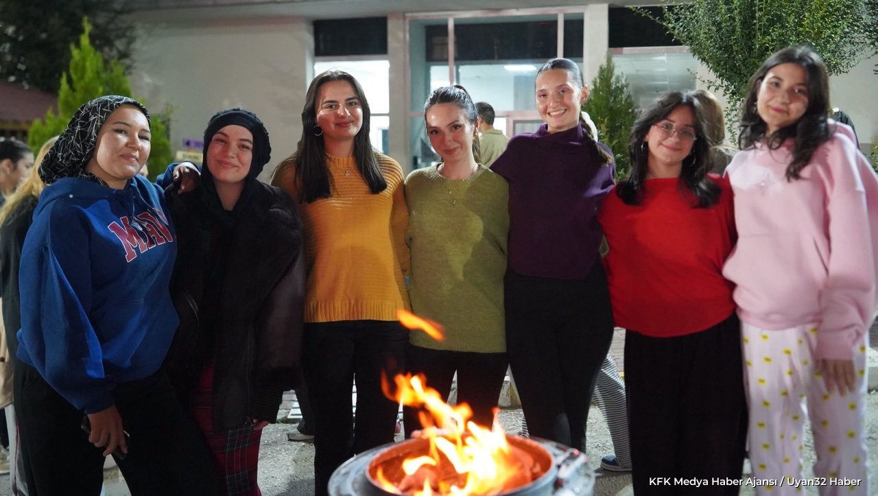 Isparta'da Üniversite Öğrencilerine Kamp Ateşi Konseri - Detay 7