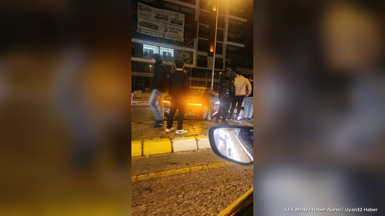Isparta'da Yağmur Nedeniyle Kayganlaşan Yolda Lüks Araç Savruldu - Detay 2