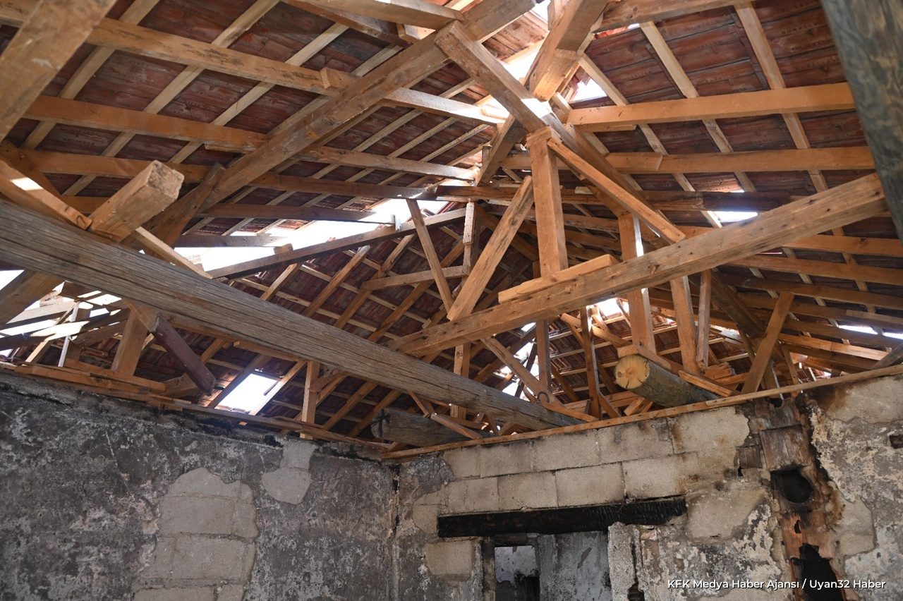 Isparta'da Yangında Evi Yanan Aileye Belediye Desteği