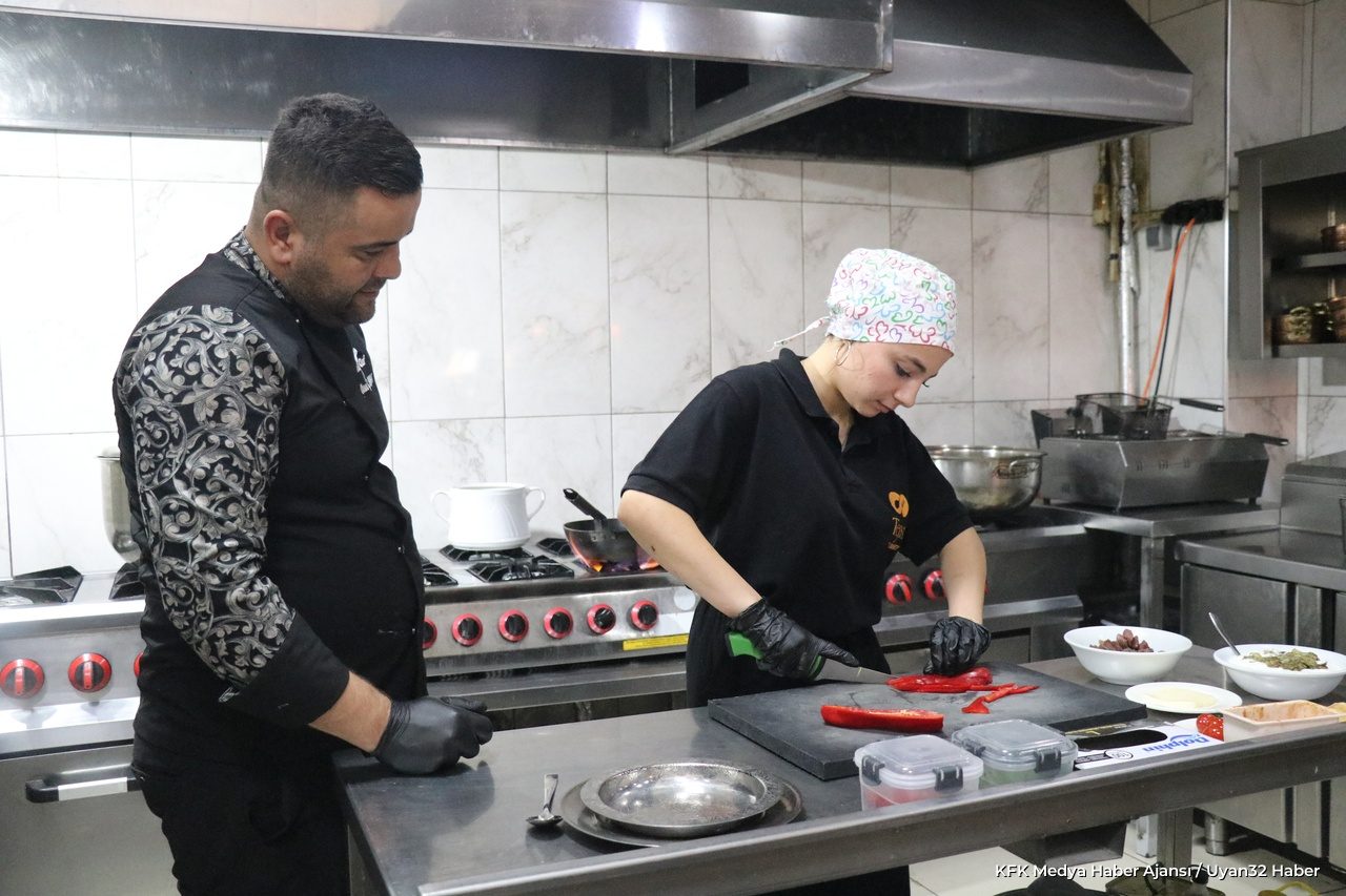 Isparta'da Yılın Çırağı Seçildi: Genç Aşçı Ömür'ün Başarısı