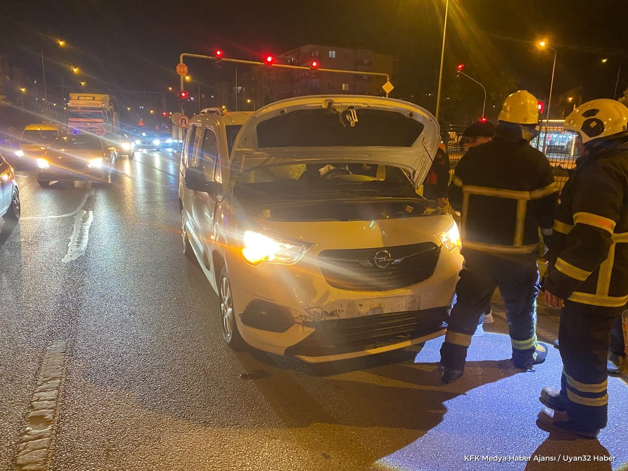 Isparta'da Zincirleme Trafik Kazası: 5 Araç Birbirine Girdi - Detay 3