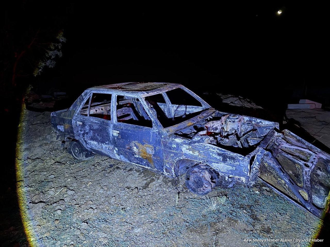 Isparta Direkli Köyü'nde Besihane Yangını: İki Araç Kül Oldu - Detay 4