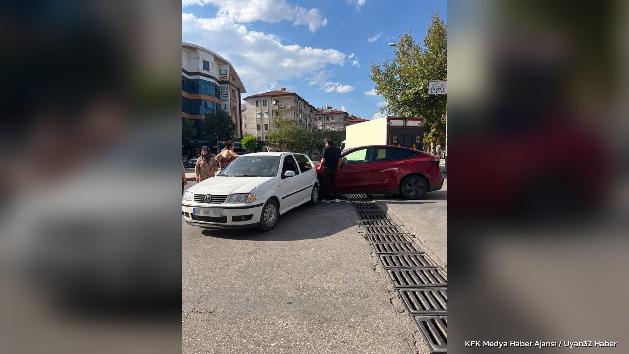 Isparta Ertokuş Caddesi'nde Trafik Kazası: İki Otomobil Çarpıştı