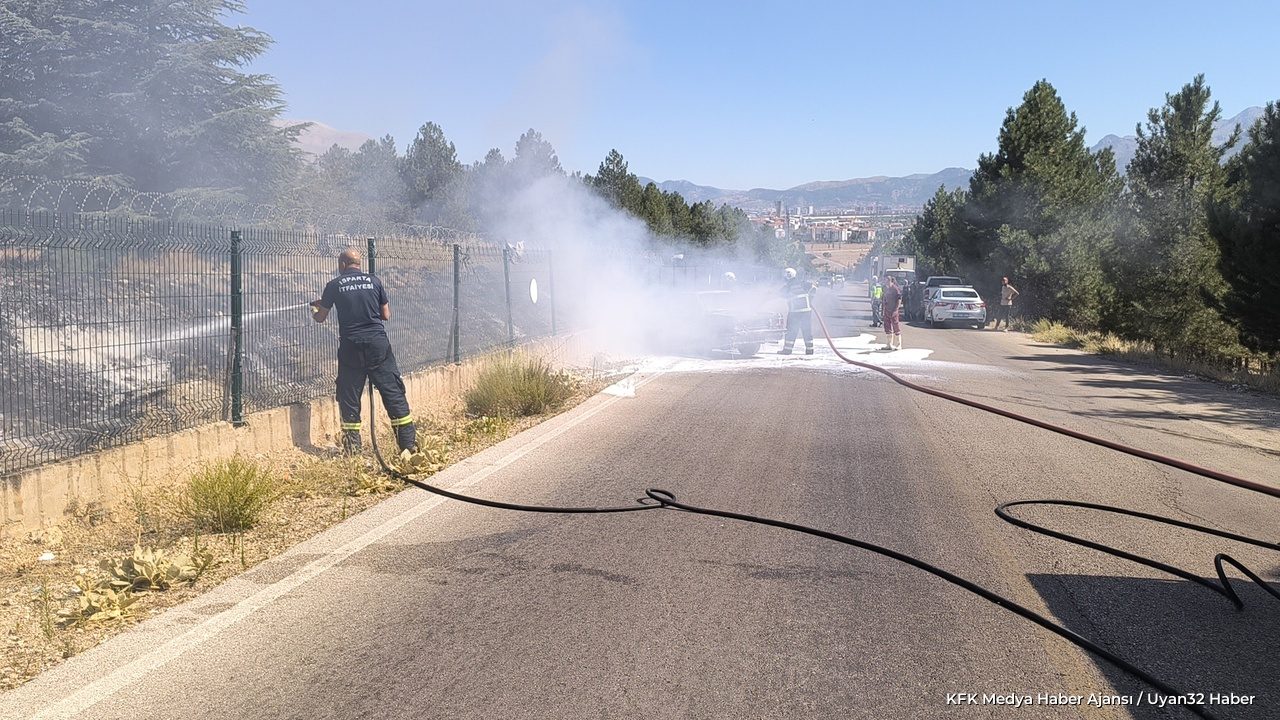 Isparta Koçtepe Yolunda Araç Yangını: Otomobil Kullanılamaz Halde - Detay 3