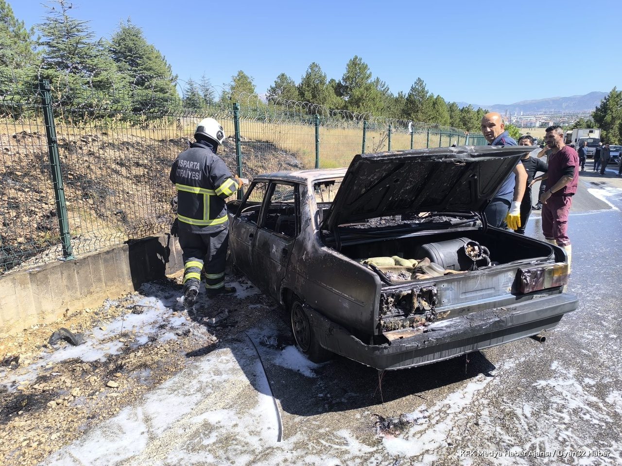 Isparta Koçtepe Yolunda Araç Yangını: Otomobil Kullanılamaz Halde - Detay 9
