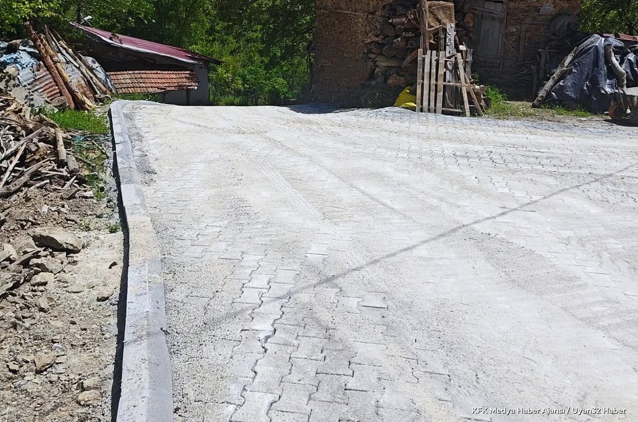 Isparta Köylerinde Kilit Parke Taşı ve Yol Onarım Çalışması