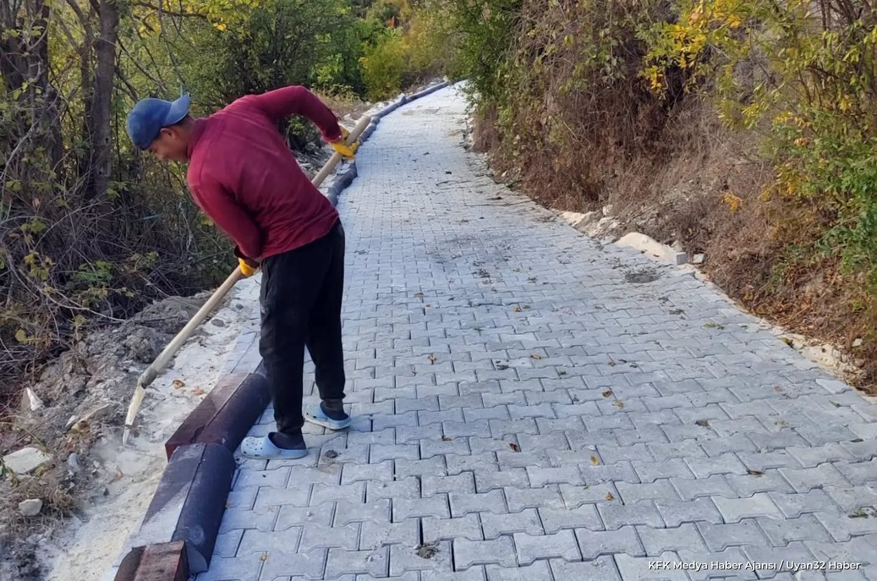 Isparta Köylerinde Kilit Parke Taşı ve Yol Onarım Çalışması