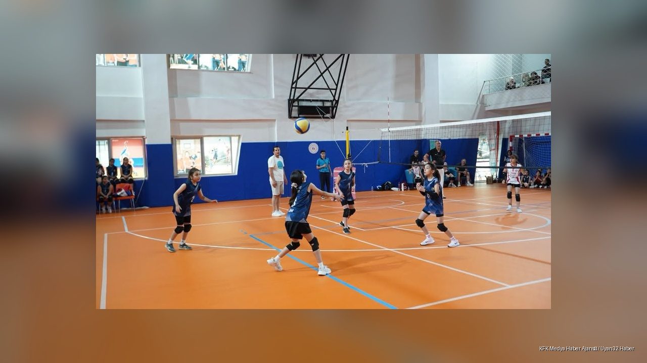 Isparta Midi Voleybol Müsabakaları Başladı: Gençler Filede Mücadele