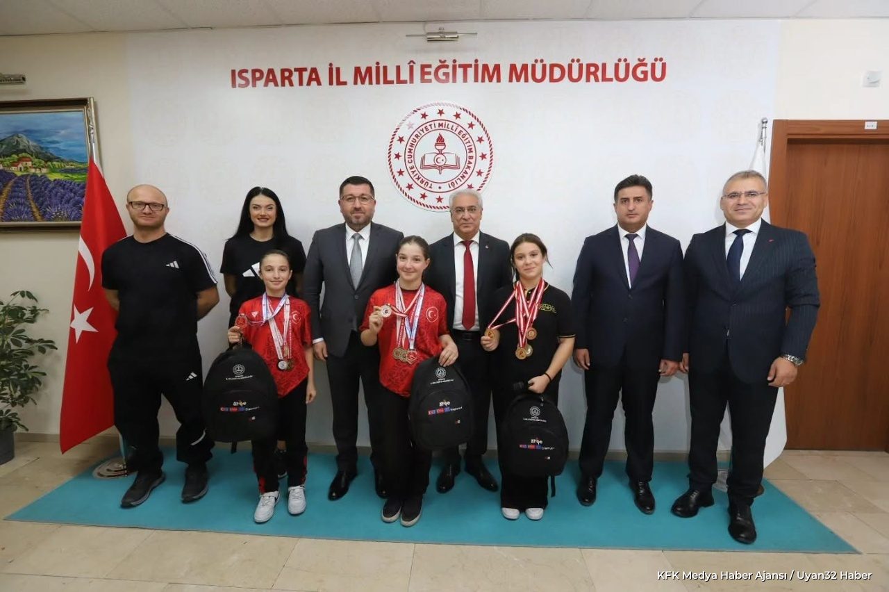 Isparta'nın Şampiyon Öğrencilerinden Milli Eğitim Müdürü Ocak'a Ziyaret
