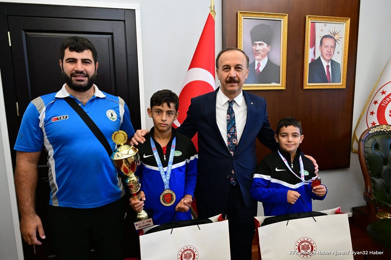 Isparta Valisi Abdullah Erin Şampiyon Güreşçileri Ağırladı